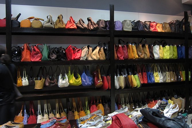 Tour de Compras privado en Buenos Aires. Recorre las tiendas de ropasy outlets con los precios más convenientes.