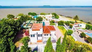 Viaje en el día a Colonia, Uruguay, desde Buenos Aires. Cruza el río más ancho del mundo en una moderna embarcación.