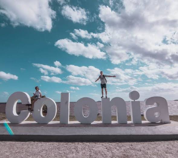 Viaje en el día a Colonia, Uruguay, desde Buenos Aires. Cruza el río más ancho del mundo en una moderna embarcación.