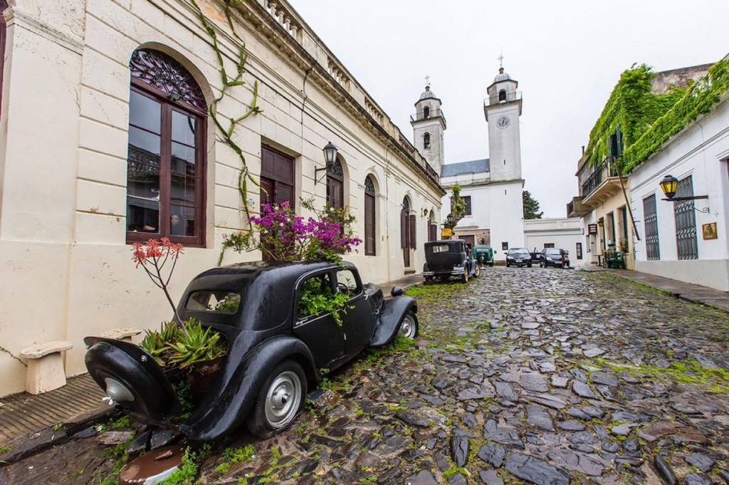 Viaje en el día a Colonia, Uruguay, desde Buenos Aires. Cruza el río más ancho del mundo en una moderna embarcación.