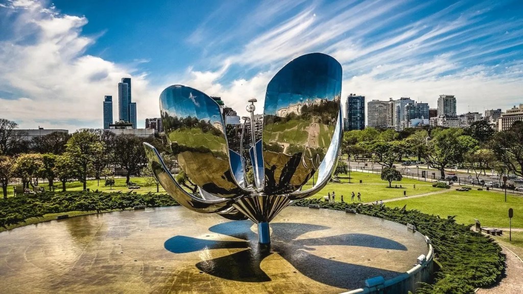 Descubre diferentes opciones de City Tours en Buenos Aires y recorre numerosos lugares y atracciones, a tu propio ritmo.