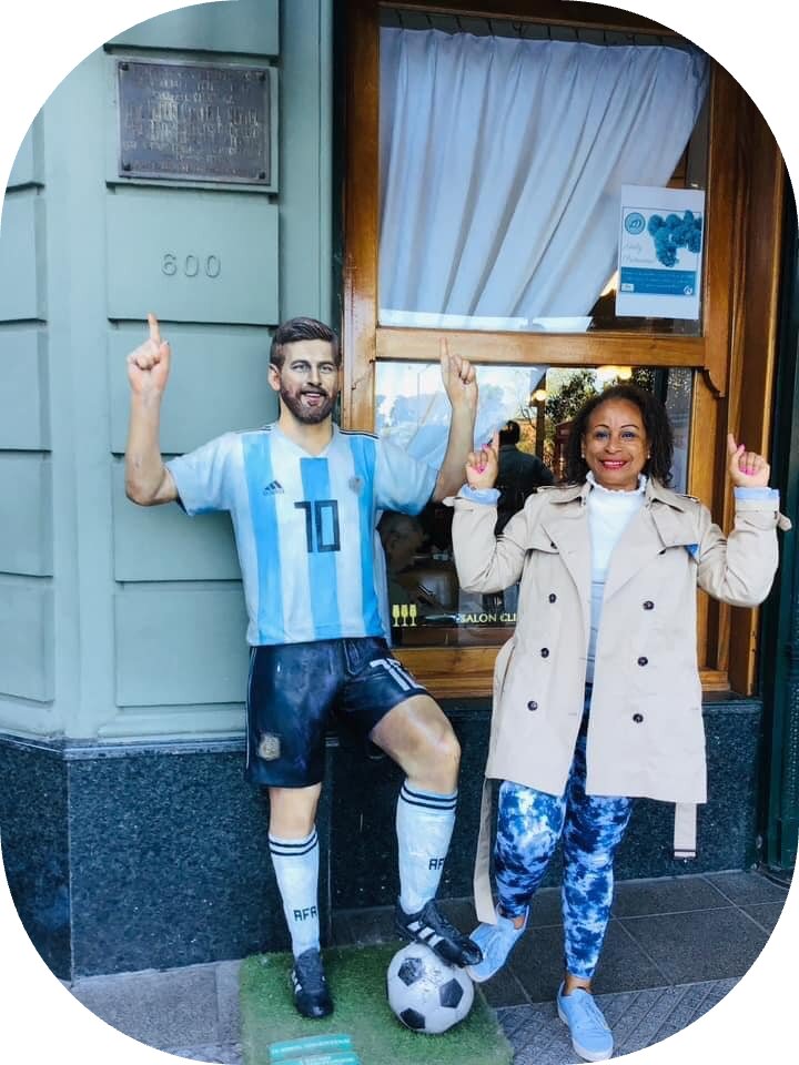 Passeio guiado de Messi em Buenos Aires. Visite 5 bairros que prestam homenagem a Messi com murais, estátuas e arte de rua.