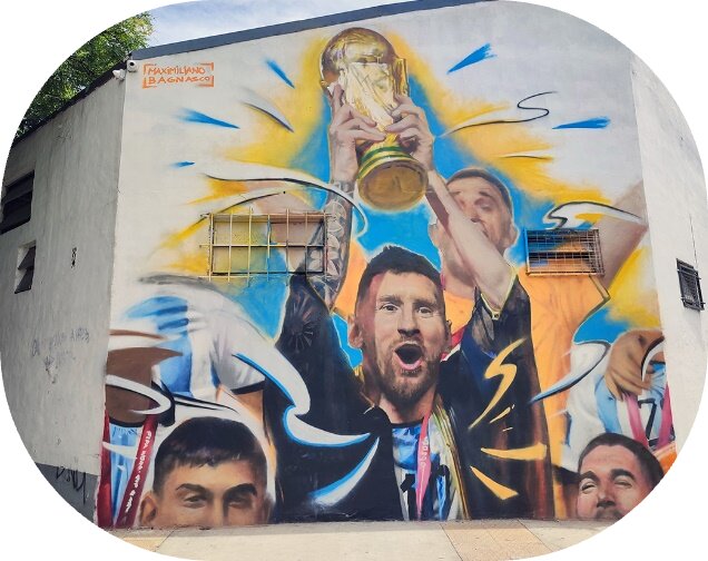 Passeio guiado de Messi em Buenos Aires. Visite 5 bairros que prestam homenagem a Messi com murais, estátuas e arte de rua.