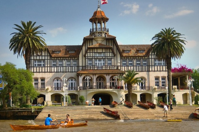 Viaje al Delta argentino en la ciudad de Tigre, a 30 km de Buenos Aires. Incluye navegación y City Tour por la ciudad.