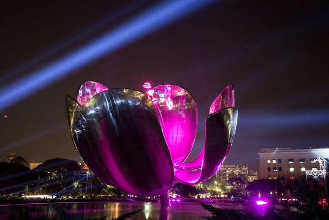 Paseo Buenos Aires de Noche. Descubre la versión nocturna de la ciudad, iluminada de diferentes colores, a través de 5 barrios.