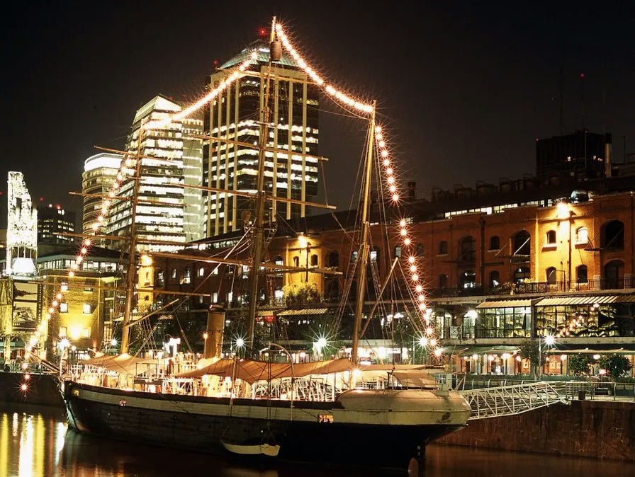 Paseo Buenos Aires de Noche. Descubre la versión nocturna de la ciudad, iluminada de diferentes colores, a través de 5 barrios.