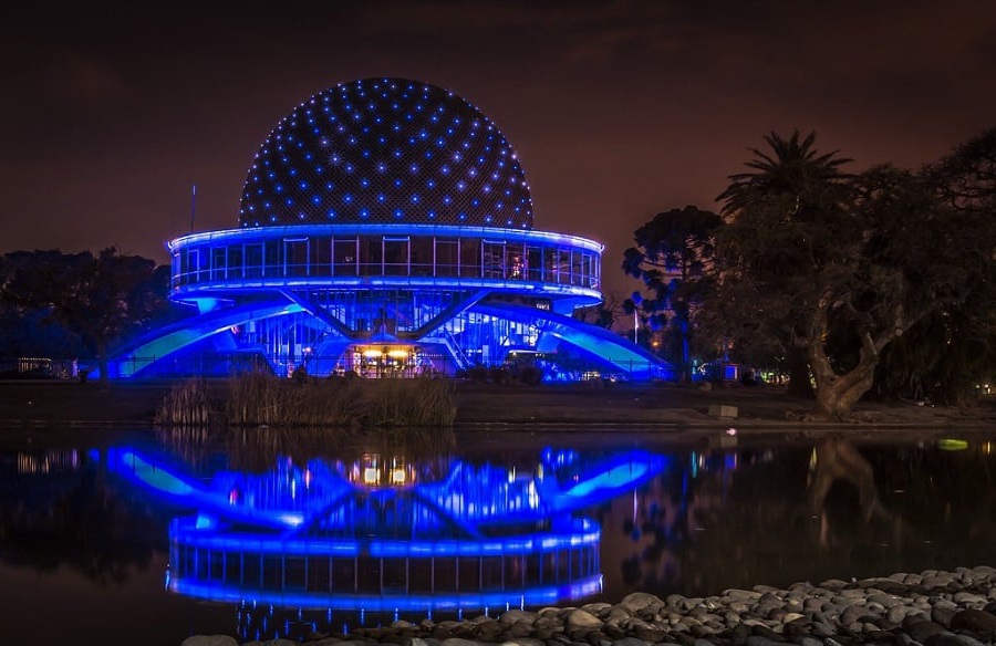 Paseo Buenos Aires de Noche. Descubre la versión nocturna de la ciudad, iluminada de diferentes colores, a través de 5 barrios.