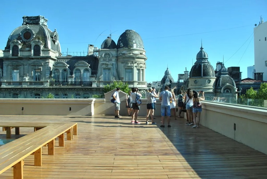 Paseo Buenos Aires desde las alturas.
Disfruta de vistas panorámicas de la ciudad, subiendo a torres y miradores y visitando bares en terrazas.