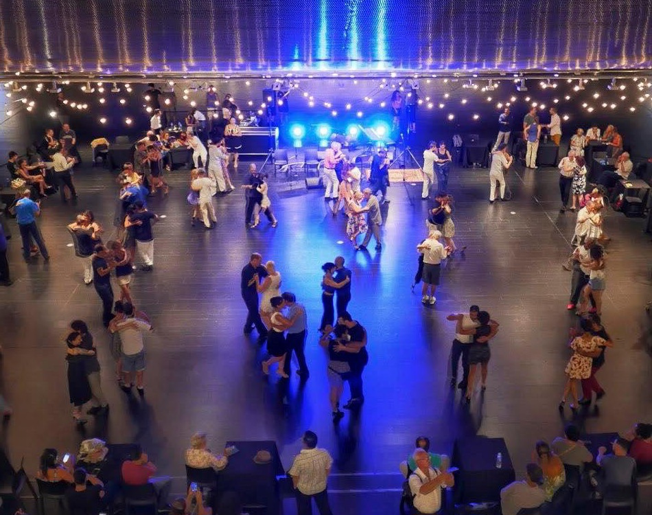 Paseo Tango Milongas de Buenos Aires. Descubre las milongas que los porteños elijen por el placer de bailar. Clase de tango incluída.