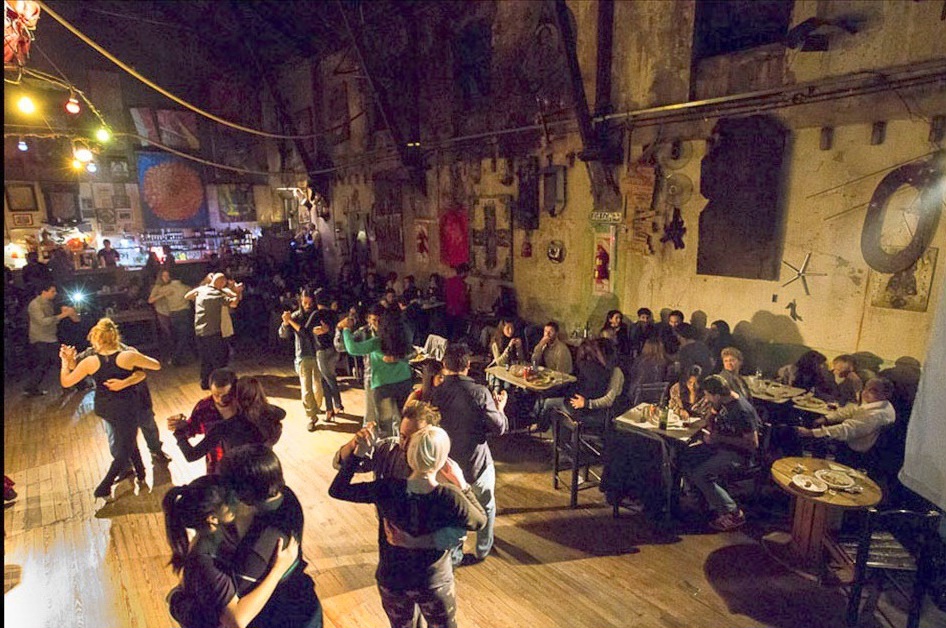 Paseo Tango Milongas de Buenos Aires. Descubre las milongas que los porteños elijen por el placer de bailar. Clase de tango incluída.