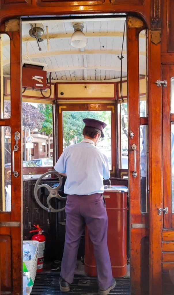 Viaja en el tiempo a la época dorada de Buenos Aires a bordo del Tranvía Histórico, y explora un elegante barrio.