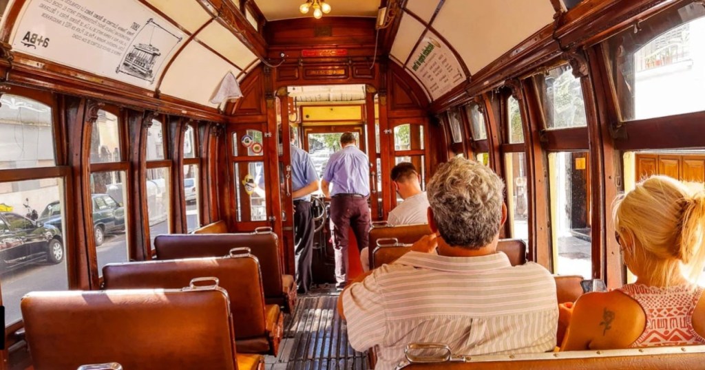 Viaja en el tiempo a la época dorada de Buenos Aires a bordo del Tranvía Histórico, y explora un elegante barrio.