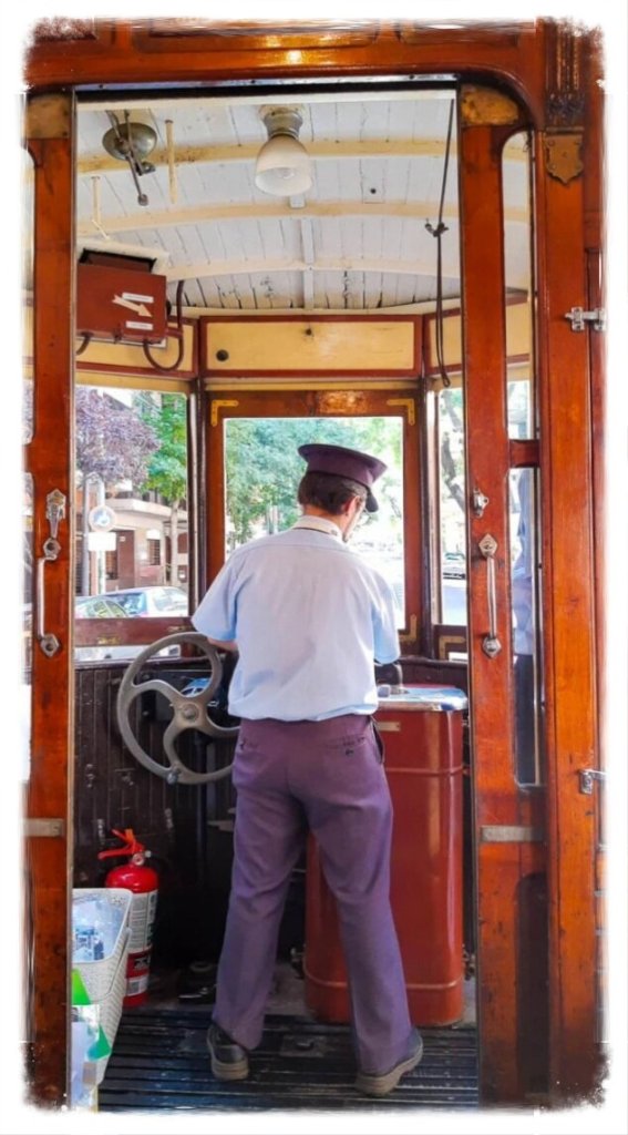 Viaje no tempo até a era de ouro de Buenos Aires a bordo do Bonde Histórico e explore um bairro elegante.