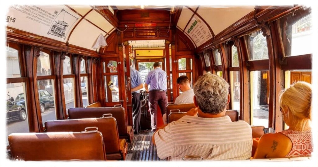 Viaje no tempo até a era de ouro de Buenos Aires a bordo do Bonde Histórico e explore um bairro elegante.