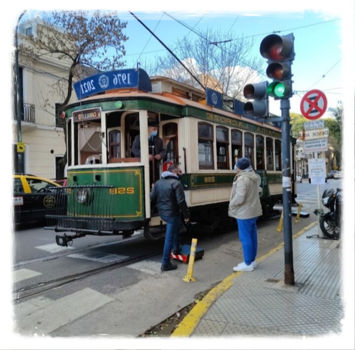 Viaje no tempo até a era de ouro de Buenos Aires a bordo do Bonde Histórico e explore um bairro elegante.
