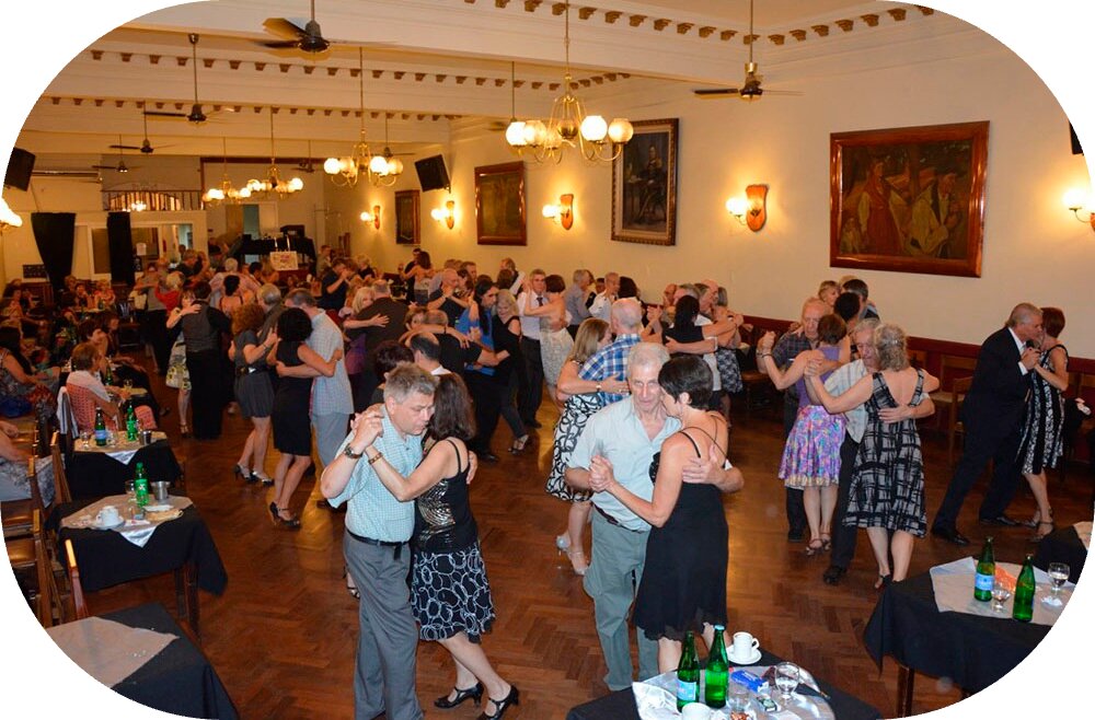 Passeio Milongas de Tango em Buenos Aires. Descubra as milongas que os portenhos escolhem para o prazer de dançar. Aula de tango incluída.