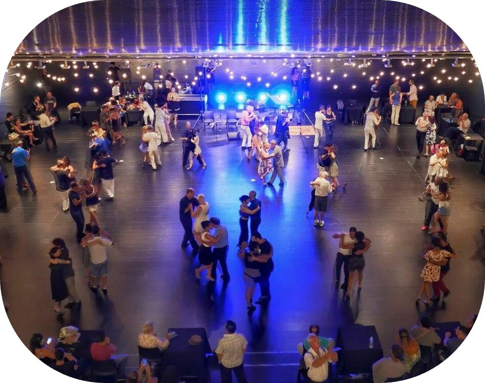 Passeio Milongas de Tango em Buenos Aires. Descubra as milongas que os portenhos escolhem para o prazer de dançar. Aula de tango incluída.