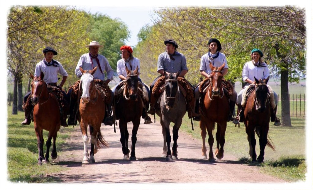 Viagem á uma aldeia gaúcha, a 120 km de Buenos Aires. Descubra a cultura gaúcha, museus e uma oficina de pintura. Almoço incluído.