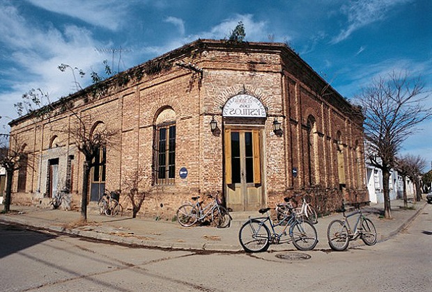 Viaje a un pueblo gaucho, 120 km desde Buenos Aires. Descubre la cultura gaucha, museos y un taller de pintura. Almuerzo incluído