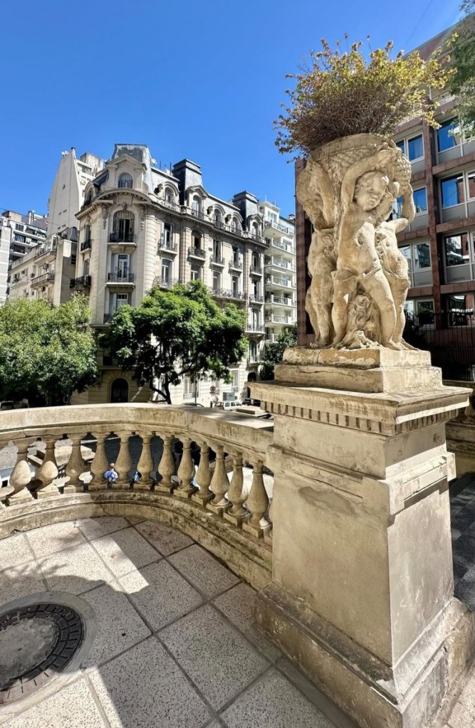 Paseo por los tesoros ocultos de Buenos Aires: atracciones únicas, jardines exclusivos, vistas panorámicas, palacios y más.
