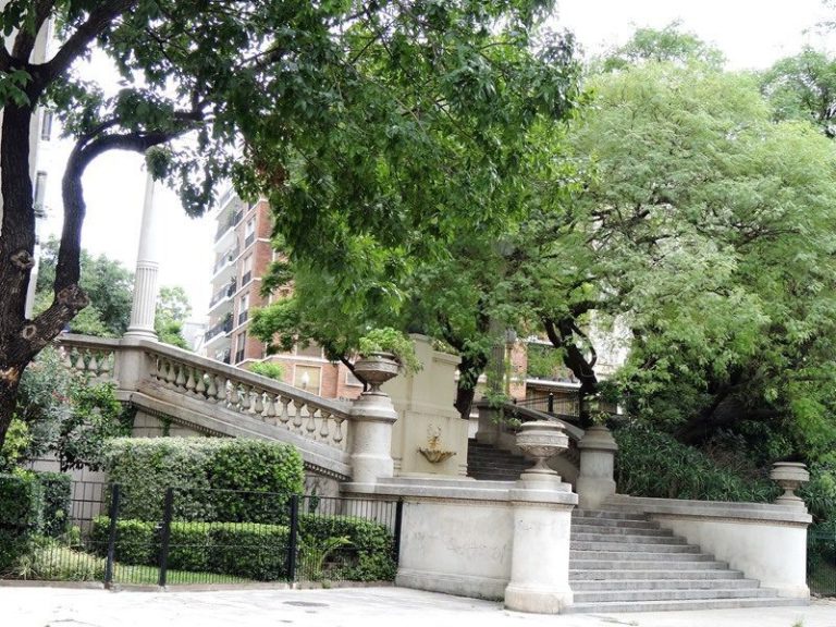 Paseo por los tesoros ocultos de Buenos Aires: atracciones únicas, jardines exclusivos, vistas panorámicas, palacios y más.