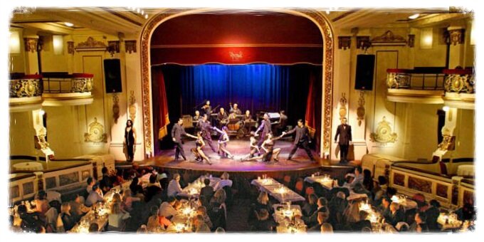 Espetáculo de Tango em Buenos Aires em um elegante teatro histórico. Escolha entre diferentes opções de menu e preços.