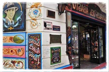 Passeio da História do Tango em Buenos Aires. Roteiro por 5 bairros. Museu, translados e guia incluídos.