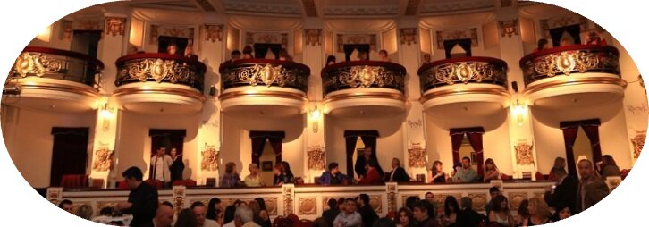 Spectacle de tango à Buenos Aires dans un élégant théâtre historique. Différents menus et tarifs sont disponibles.