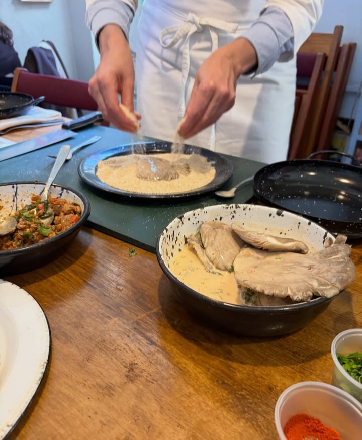 Vegan Neapolitan Milanesa, a distinctive Argentine style of breaded meat. Learn how to make it on our Buenos Aires' Vegan Cooking Class.