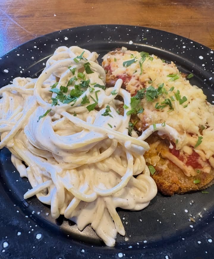 Vegan Neapolitan Milanesa, a distinctive Argentine style of breaded meat. Learn how to make it on our Buenos Aires' Vegan Cooking Class.